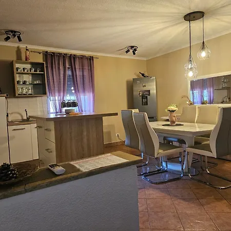 Nicol Apartment *